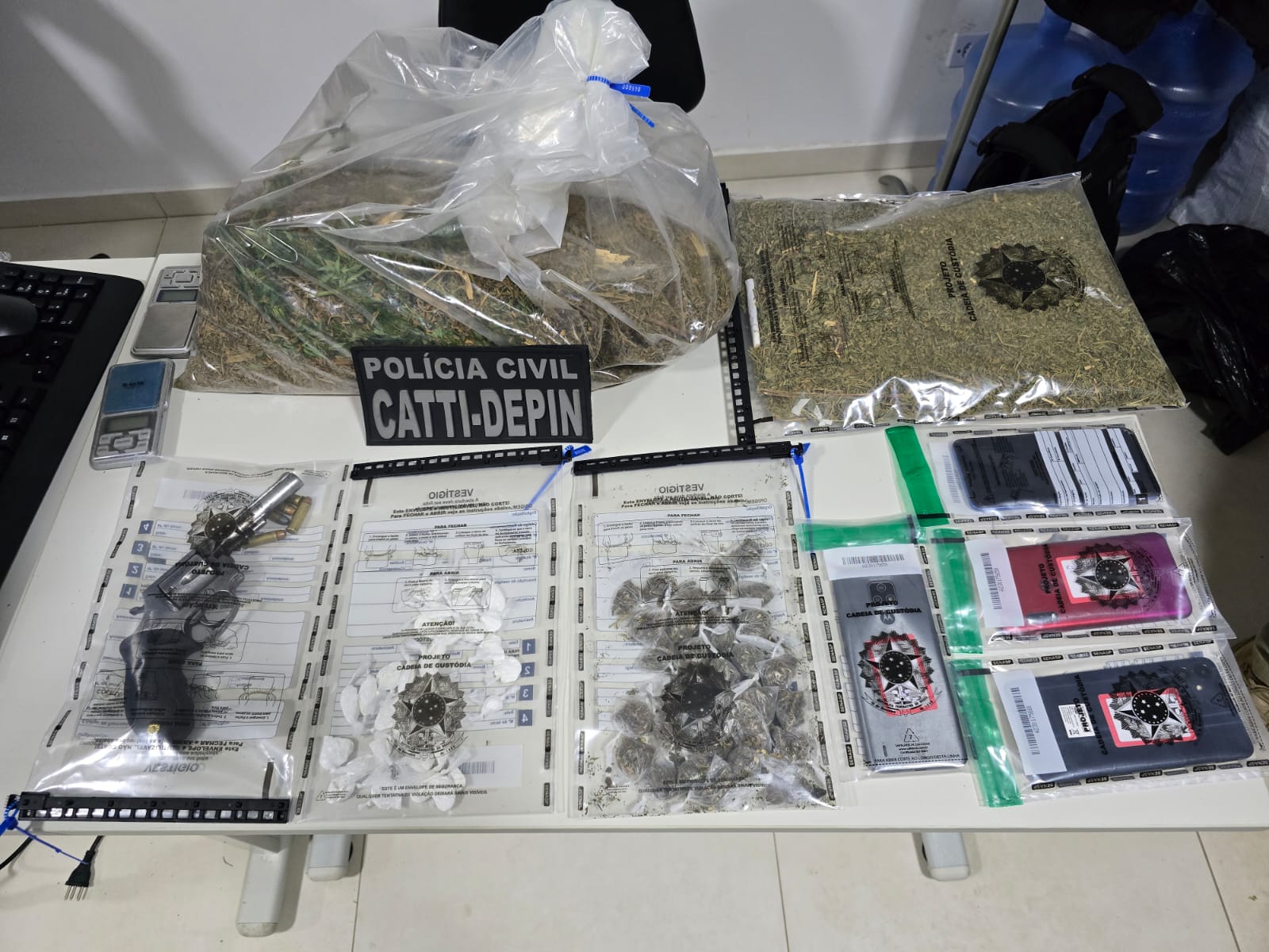 Ação conjunta das Polícias Civil e Militar desarticula grupo envolvido com o tráfico de drogas em Seabra