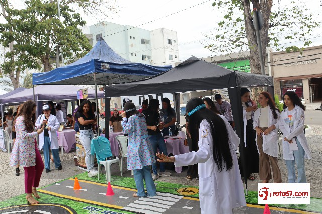 FACULDADE FAES, MOSTRA VÁRIOS SERVIÇOS NA PRAÇA DA BANDEIRA.