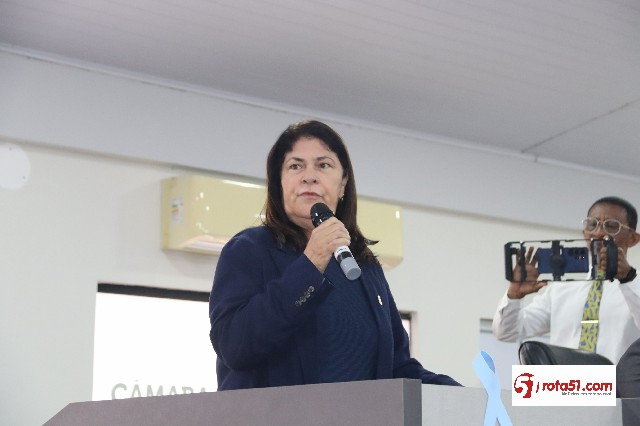 Vereadora Carmem Lúcia cobra da secretária Jovita ou do prefeito Robério, atitude em relação a diretora agressora de escola.