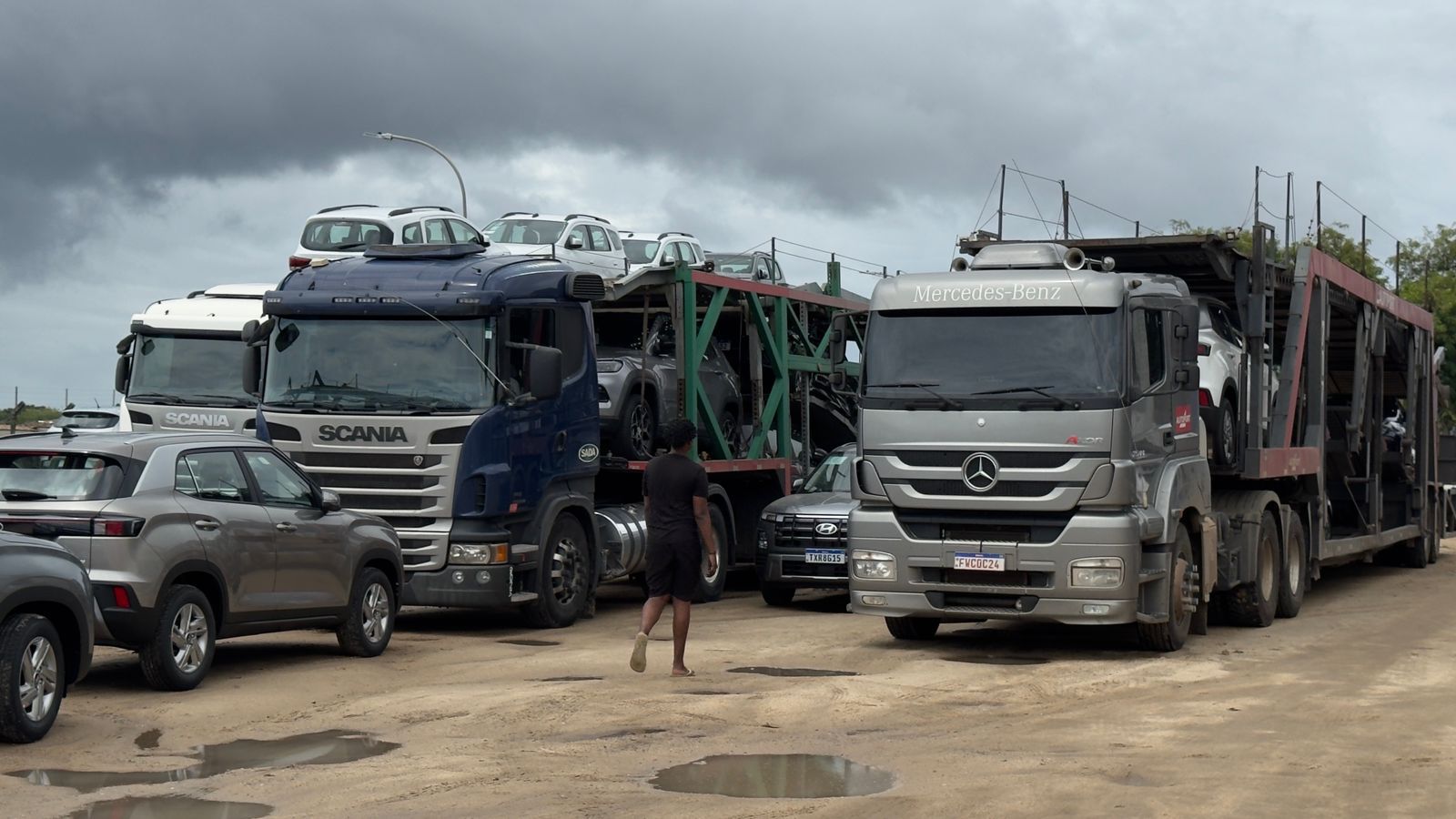 Chegada de carretas lotadas de veículos para locação reforça necessidade da cobrança de taxa ambiental em Porto Seguro
