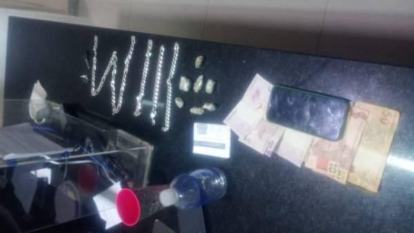 PMBA conduz homem por direção perigosa e posse de drogas em Eunápolis