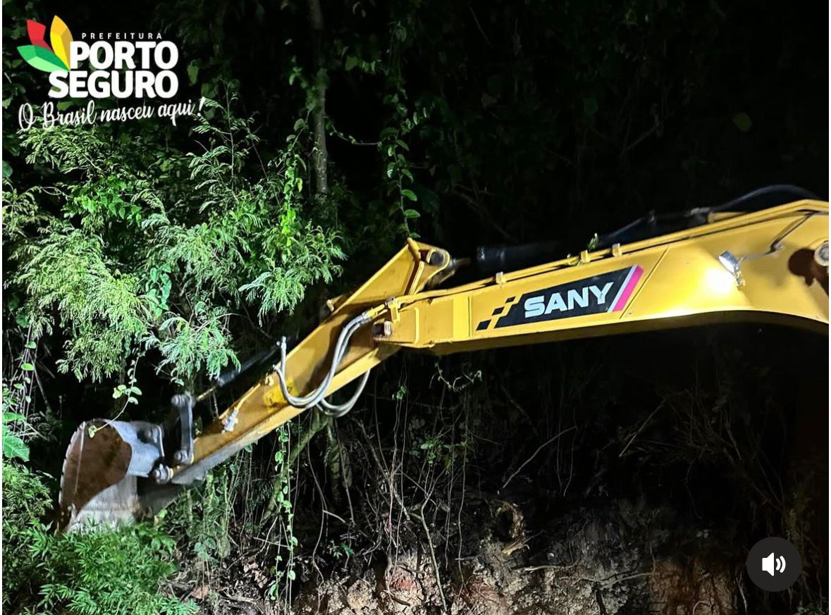 Prefeitura realiza operação noturna para liberar acesso na Ladeira do Mucugê após deslizamento causado pelas chuvas