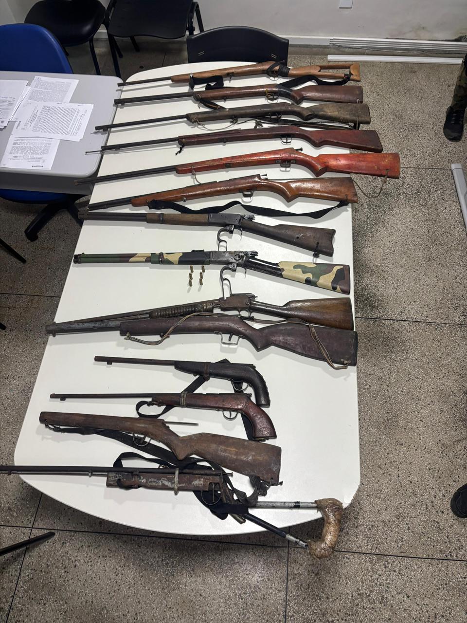 PM APREENDE ARMAS E UM HOMEM NA REGIÃO DO PRADO.