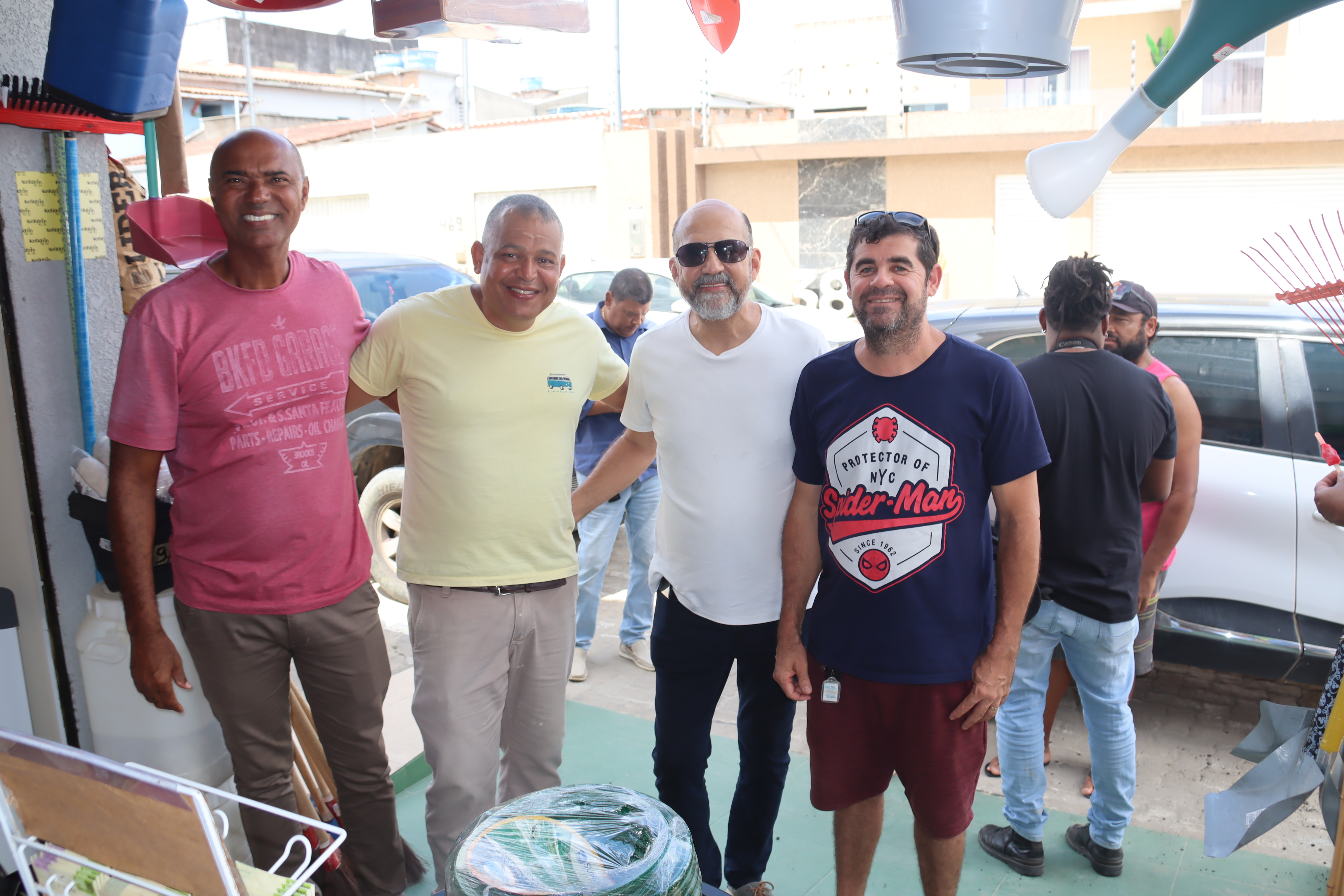 Ubaldo Suzart, o vereador que indicou o asfalto da rua Chade, vem à rua e fala ao rota51.com sobre o asfaltamento da rua e deixa sua mensagem de natal aos eunapolitanos.