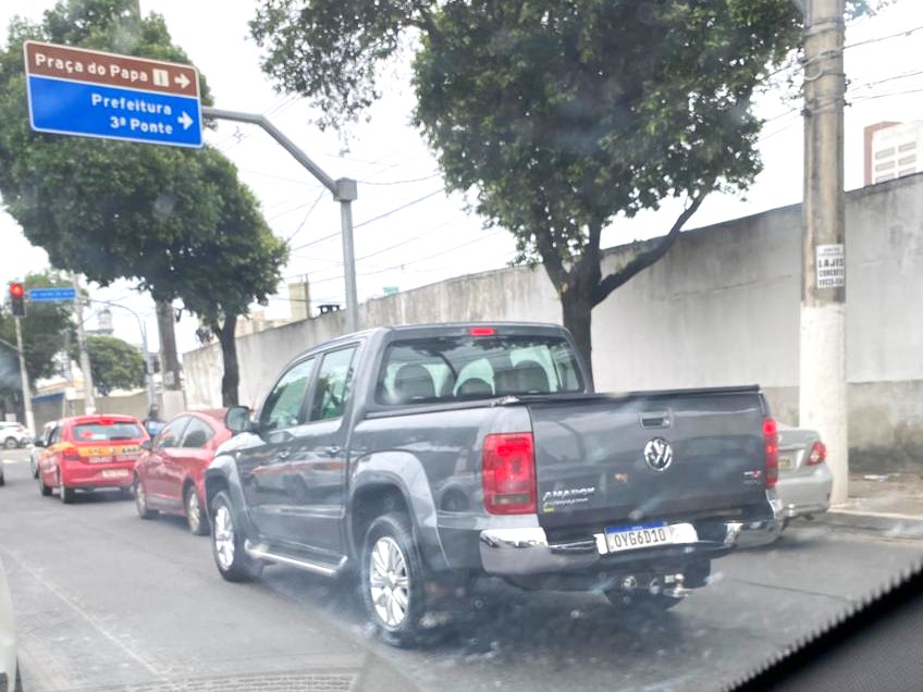 Caminhonete tomada de assalto foi encontrada depenada no meio do mato em aldeia indígena.