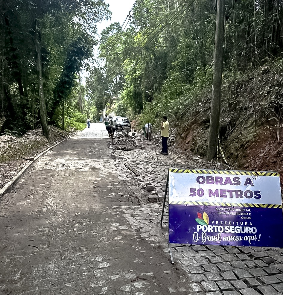 Arraial d’Ajuda recebe manutenção do acesso às praias e pintura das faixas de pedestres