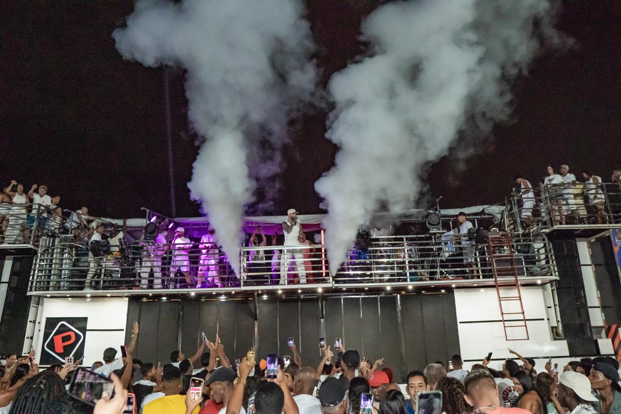 Chiclete com Banana comanda a virada e leva multidão à Passarela da Cultura em Porto Seguro