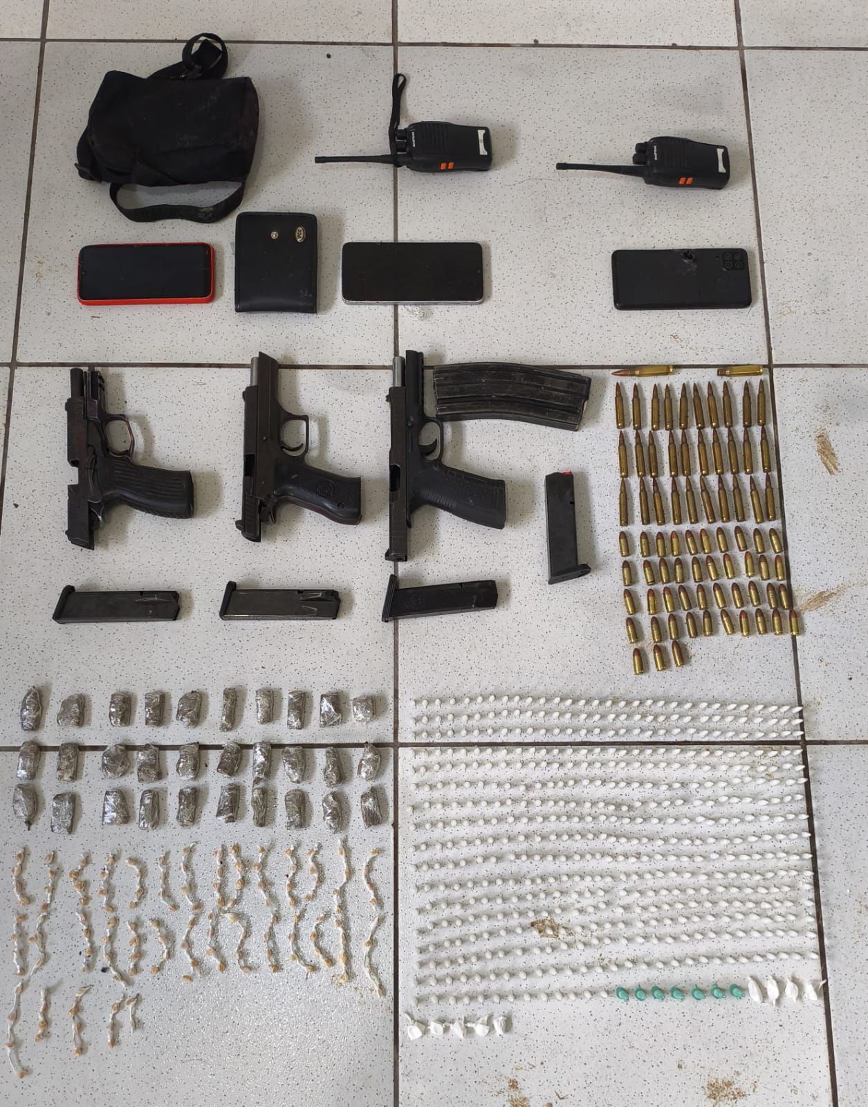 Em confronto PMs do 8º  BPM, mandaram mais 3 pra vala, 9 fugiram