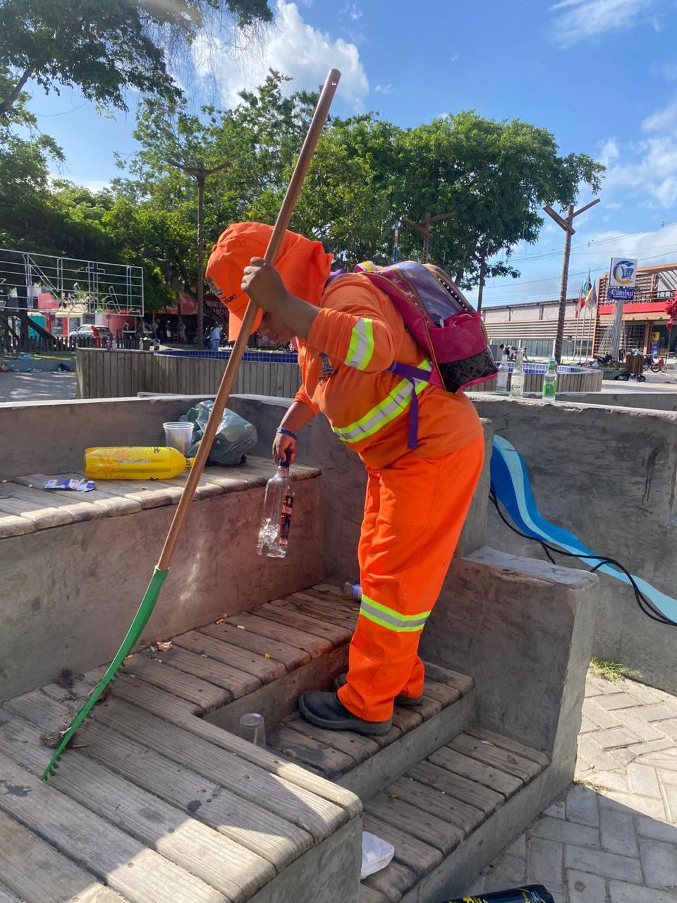 Garis da Secretaria de Serviços Públicos garantem limpeza de Porto Seguro após as comemorações do Réveillon