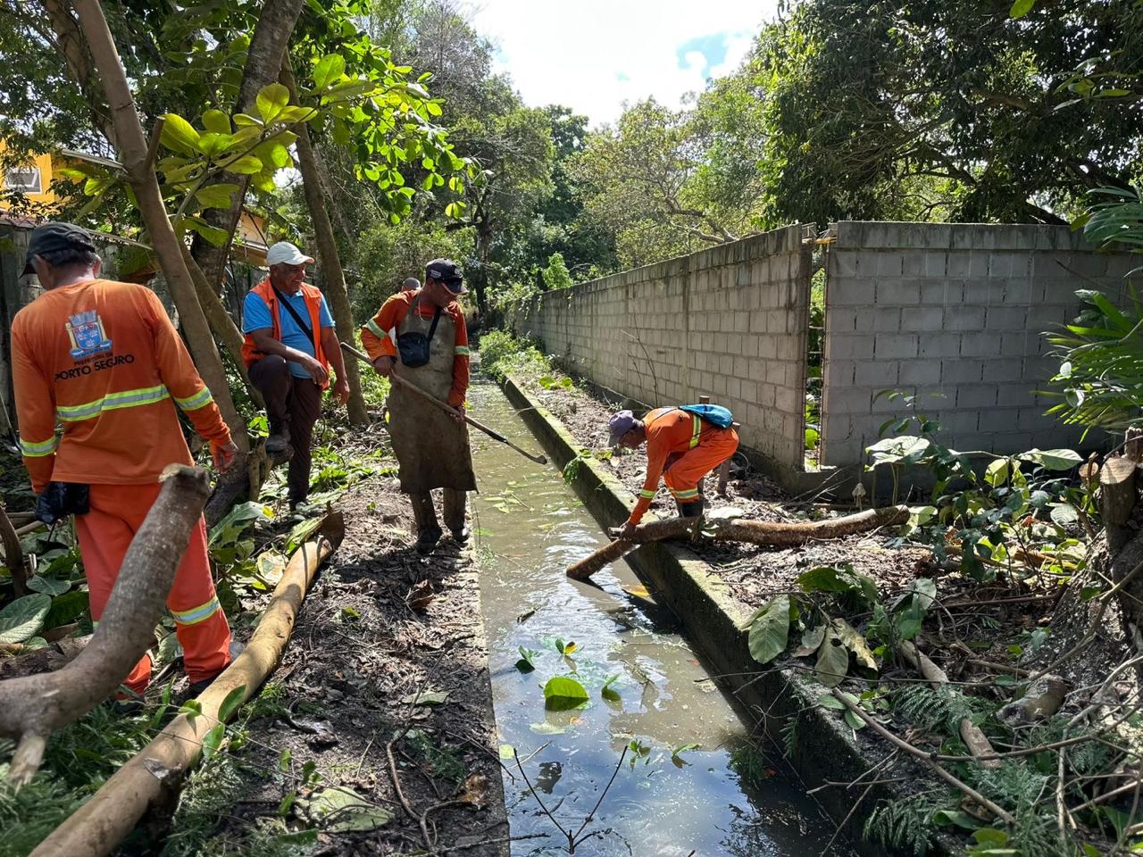Prefeitura de Porto Seguro intensifica limpeza de galerias na Estrada da Balsa