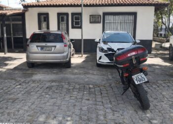 PM DE TEIXEIRA DE FREITAS APREENDE COCAÍNA E RECUPERA MOTO ROUBADA.