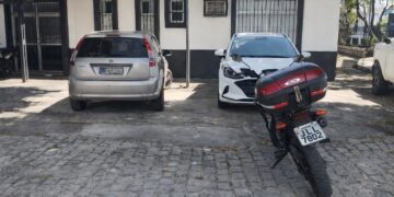 PM DE TEIXEIRA DE FREITAS APREENDE COCAÍNA E RECUPERA MOTO ROUBADA.