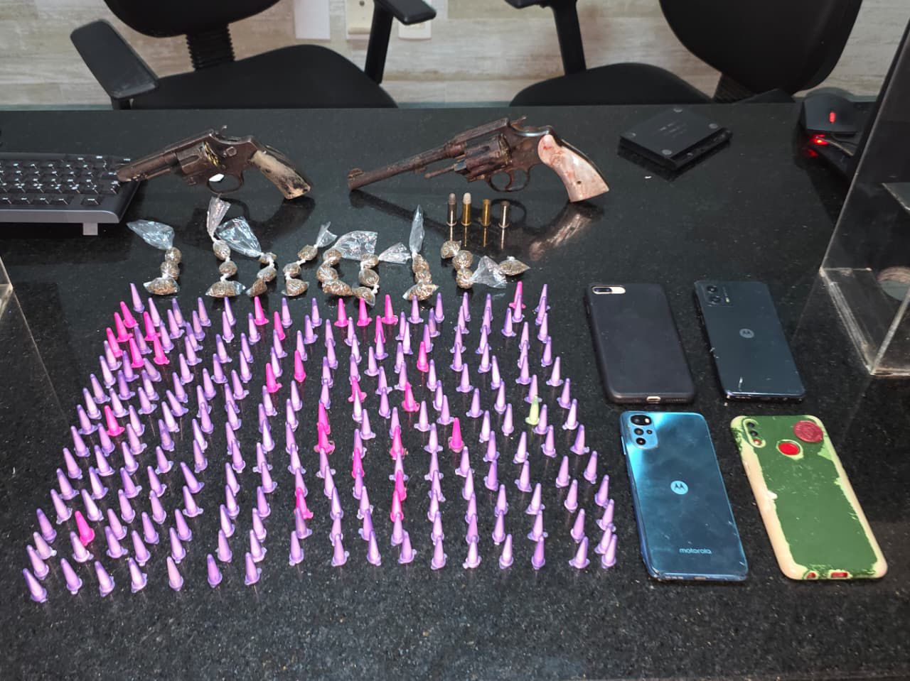 Ação conjunta da PMBA e PC resulta na apreensão de duas armas de fogo e grande quantidade de drogas na rua Lua Nova durante confronto policial na cidade de Eunápolis.