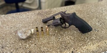 Polícia Militar apreende arma de fogo e droga em Teixeira de Freitas
