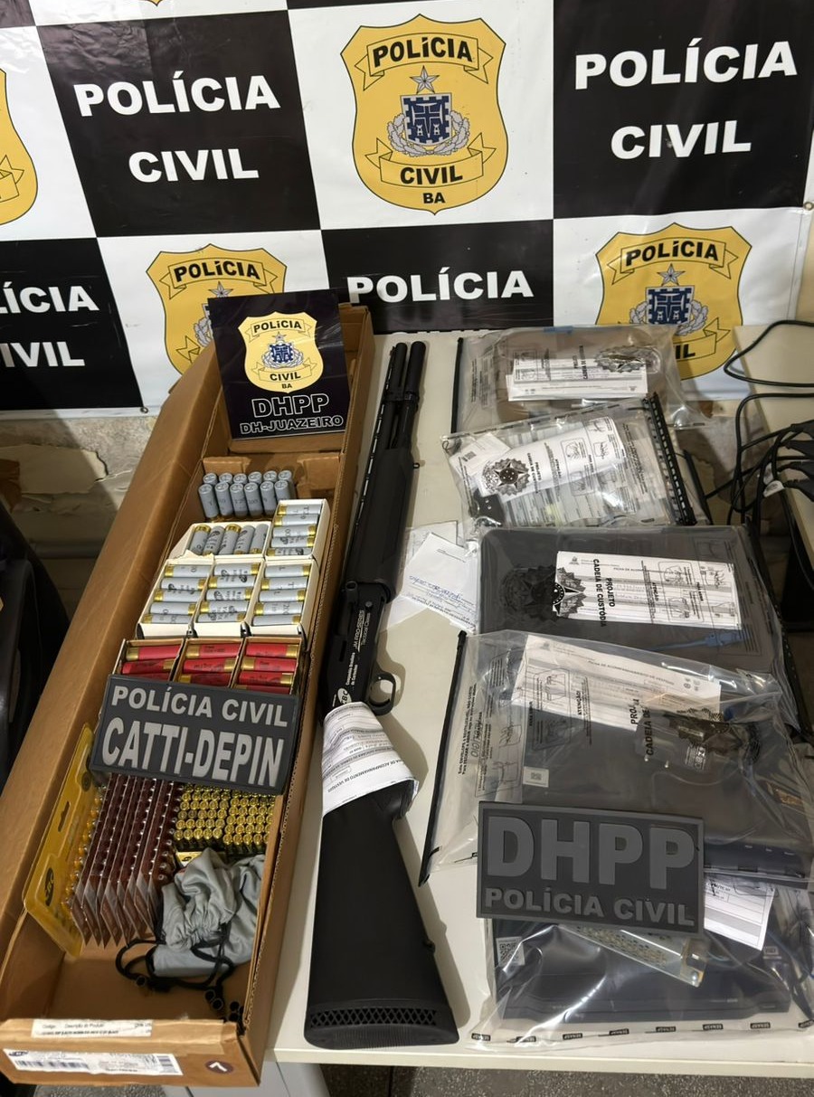 Mandados judiciais apreendem armas, munições e veículo suspeito de envolvimento em homicídio em Juazeiro