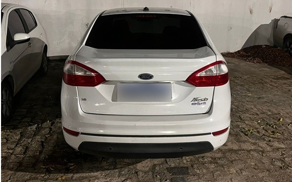 Polícia Militar prende casal por crime de trânsito e desacato e apreende droga e veículo em Teixeira de Freitas