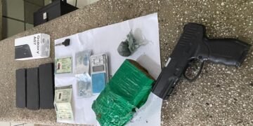 Polícia Militar prende homem com droga e simulacro de arma de fogo, CNH e dinheiro falsos; ele ainda estava com veículo adulterado