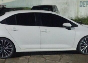 Carro de luxo é apreendido na BR-101 como parte da Operação Martelo