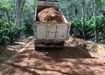 Prefeitura de Porto Seguro intensifica manutenção das estradas vicinais na zona rural, beneficiando a região da Fazenda Batalha e Assentamento Milton Santos