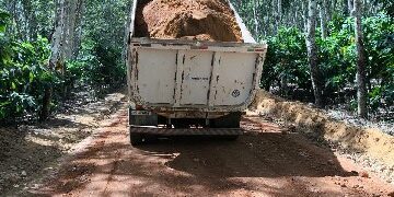 Prefeitura de Porto Seguro intensifica manutenção das estradas vicinais na zona rural, beneficiando a região da Fazenda Batalha e Assentamento Milton Santos