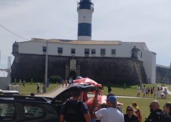 Polícia Civil prende dois homens por extorsão no Farol da Barra em Salvador