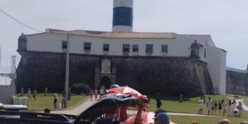 Polícia Civil prende dois homens por extorsão no Farol da Barra em Salvador