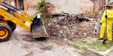 Prefeitura de Porto Seguro reforça limpeza urbana com operação de retirada de entulhos nos bairros Cambolo e Parque Ecológico