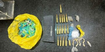 PMBA apreende drogas, carregador e munições de fuzil em Eunápolis