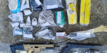 AÇÃO POLICIAL RESULTA EM APREENSÃO DE ARMAS, DROGAS E VEÍCULO COM RESTRIÇÃO FURTO/ROUBO EM ITAMARAJU