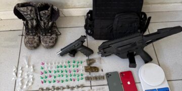 PMBA REALIZA APREENSÃO DE ARMAS E DROGAS