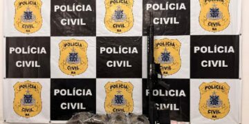 Polícia Civil apreende fuzil calibre .762 e mais de 3,6 kg de drogas em Salvador