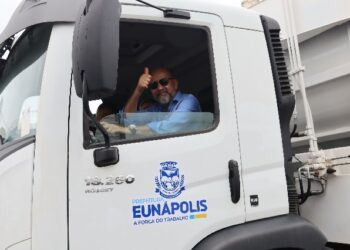 Prefeito Robério Entrega oficialmente à cidade, os novos caminhões compactadores de lixo.
