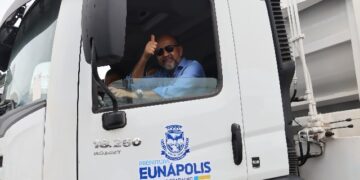 Prefeito Robério Entrega oficialmente à cidade, os novos caminhões compactadores de lixo.