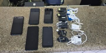 Polícia Militar prende homens que arremessariam celulares para o presídio em Teixeira de Freitas