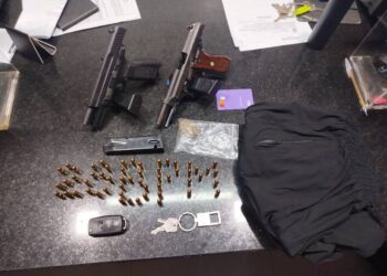 PM APREENDE ARMAS, CARRO ROUBADO E ESTA TODO MUNDO PAGANDO SEUS PECADOS.