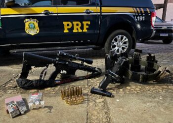 POLÍCIA RODOVIÁRIA FEDERAL apreende armas e munições em Vitória da Conquista.