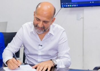 Prefeito Robério concede reajuste salarial de 5,4% para professores e 6,79% aos agentes de saúde