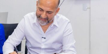 Prefeito Robério concede reajuste salarial de 5,4% para professores e 6,79% aos agentes de saúde