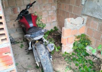 POLÍCIA CIVIL RECUPERA MOTOCICLETA ROUBADA ESCONDIDA EM IMÓVEL ABANDONADO EM ITABELA