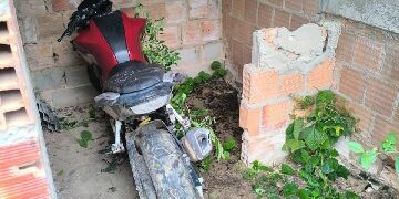POLÍCIA CIVIL RECUPERA MOTOCICLETA ROUBADA ESCONDIDA EM IMÓVEL ABANDONADO EM ITABELA