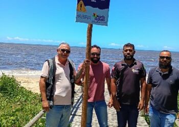 Placas na Praia do Mamagaya alertam contra riscos de afogamento