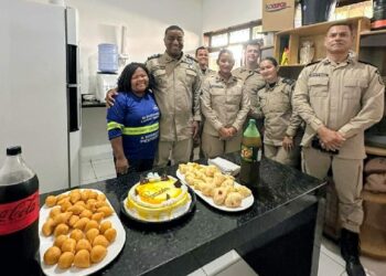 Polícia Militar homenageia funcionária da limpeza com surpresa de aniversário na sede da 87ª CIPM em Teixeira de Freitas