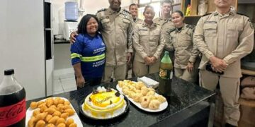 Polícia Militar homenageia funcionária da limpeza com surpresa de aniversário na sede da 87ª CIPM em Teixeira de Freitas