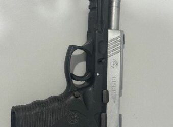 PMBA RECUPERA VEÍCULO E APREENDE ARMA