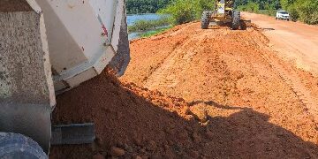 Máquinas trabalham em ritmo intenso na Estrada dos Búfalos após autorização do prefeito Jânio Natal para elevar via