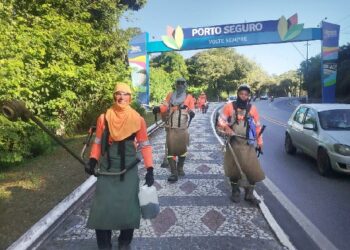 Equipes do Ação + Limpeza da Prefeitura de Porto Seguro reforçam serviços no Centro e Orla Norte