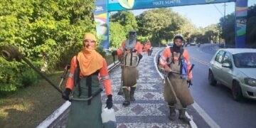 Equipes do Ação + Limpeza da Prefeitura de Porto Seguro reforçam serviços no Centro e Orla Norte