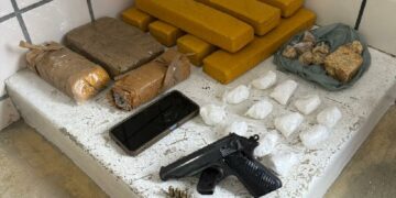 RONDESP EXTREMO SUL APREENDE ARMA DE FOGO E ENTORPECENTES EM NOVA VIÇOSA-BA.