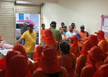 Servidores da limpeza pública recebem novos uniformes