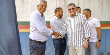 Prefeito visita projeto de robótica e avalia rumos da educação